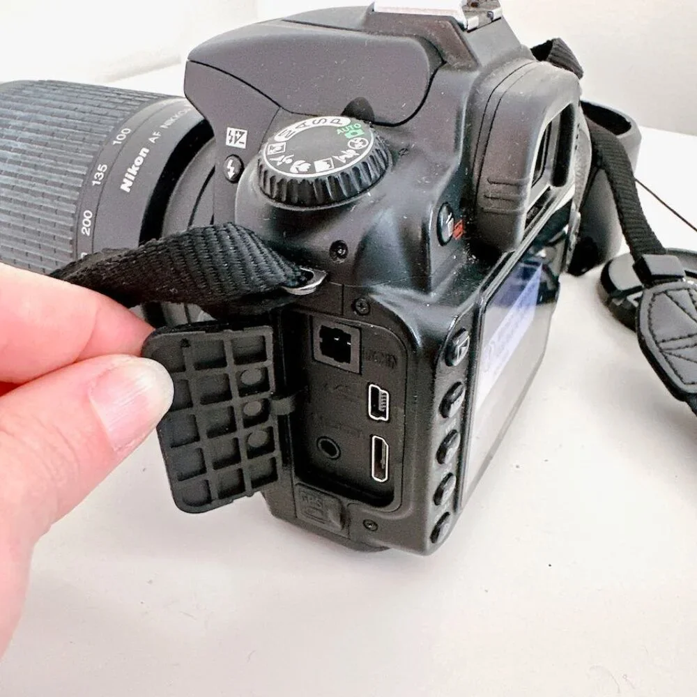 NIKON D90 DIGITAL CAMERA NIKKOR 70-300mm LENSDX SWM VR ED LENS BAG CHARGER